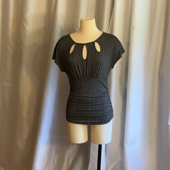 Ladies top with key hole front in black & white pattern size medium - Picture 1 of 10